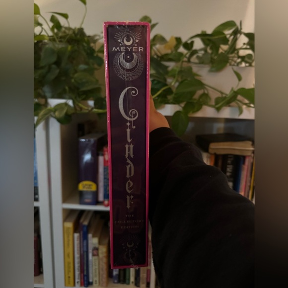 CINDER by Marissa Meyer - Picture 4 of 7
